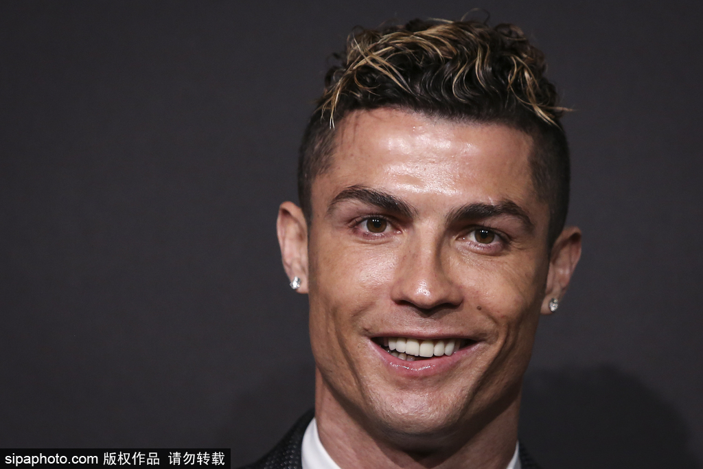 德罗西拿到执教热那亚首胜，目前带队成绩1胜2平保持不败（德罗西收获执教热那亚首胜，率队1胜2平延续不败）