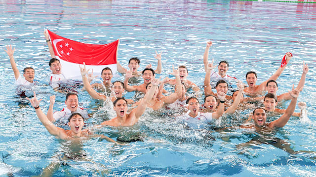 维尼修斯和阿森纳U16球员合影，2米法国门将抢镜（维尼修斯与阿森纳U16合影，2米法国门将抢尽风头）