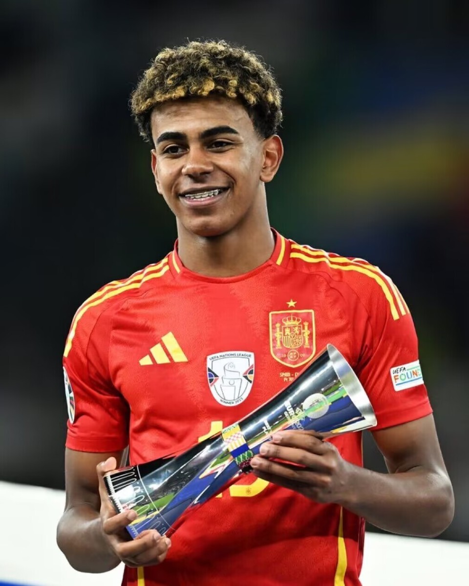 曼联主帅阿莫林迎战伯恩茅斯：老特拉福德能否再现荣耀？（阿莫林率曼联迎战伯恩茅斯：老特拉福德还能重燃辉煌吗？）