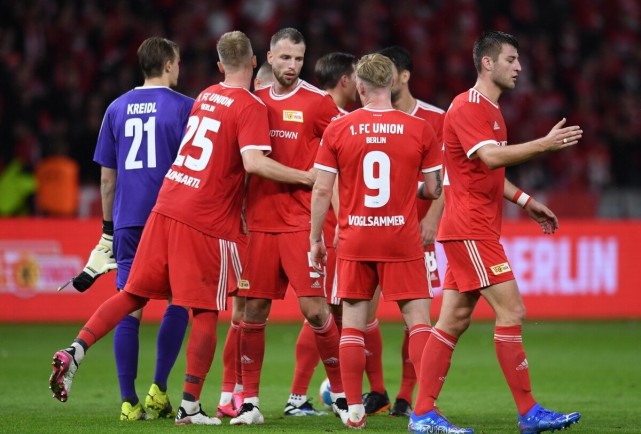 洲际杯战报：德阿拉斯凯塔梅开二度，弗拉门戈2-1蓝十字（洲际杯焦点战：德阿拉斯凯塔双响，弗拉门戈2比1击败蓝十字）