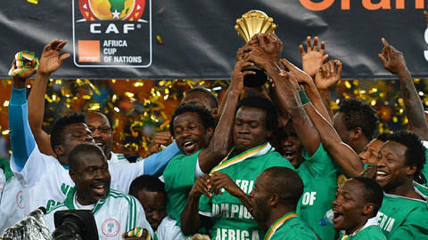 杜加利奇庆祝保级：面临压力阻碍各种问题，我们最终战胜一切（杜加利奇庆祝保级：顶住压力跨越重重难题，最终我们战胜了一切）