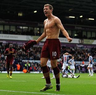 图片报：法兰克福解雇队医，因其在球队下榻酒店治疗对手球员（图片报：法兰克福解聘队医，因在球队驻地为对手球员诊治）