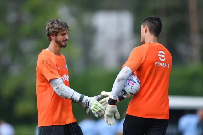 张晓彬：陈导给我们带来心理上的变化，让大家更自信、更团结（张晓彬：在陈导带领下，我们心态焕然一新，更自信更团结）